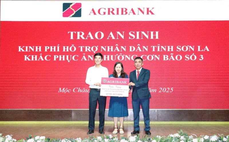 Agribank trao 2 ty dong ho tro nhan dan tinh Son La khac phuc hau qua bao lu. Anh: Agribank