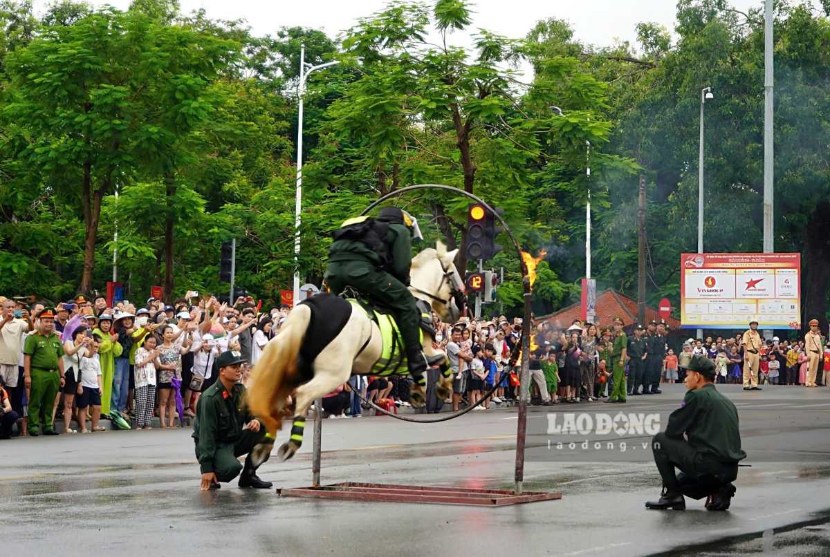 The young soldiers are showing signs of rising to the fence in the square in front of Hai Phong City. Photo: Mai Dung