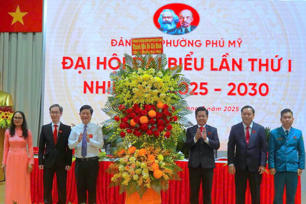 Mr. Vo Van Minh - Deputy Secretary of the City Party Committee, Chairman of the Ho Chi Minh City People's Council - presented flowers to congratulate the 1st Phu My Ward Party Congress, term 2025-2030. Photo: Nam Ngoc
