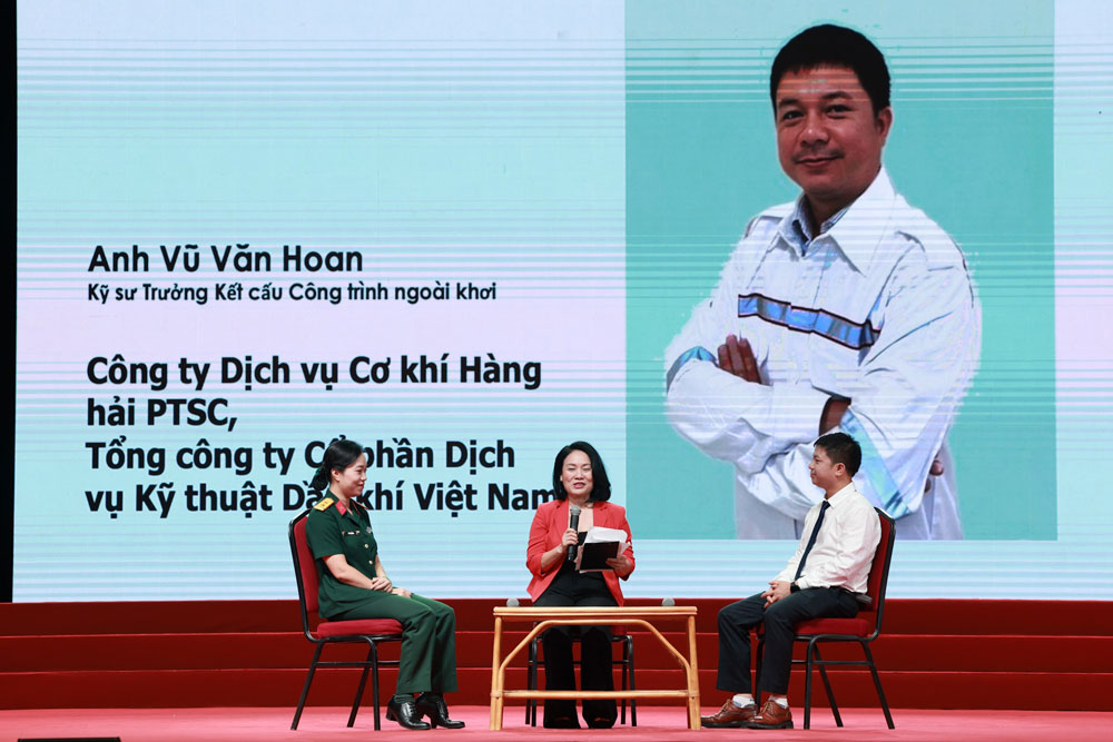 Nha bao Ta Bich Loan voi phan hoi - dap. Anh: Dinh Hai
