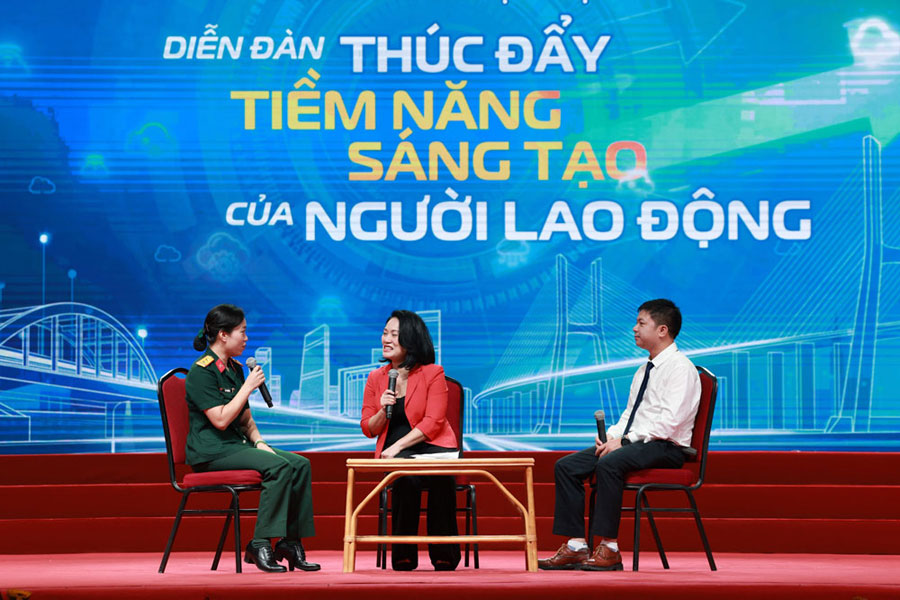 Nha bao Ta Bich Loan dieu phoi toa dam. Anh: Dinh Hai
