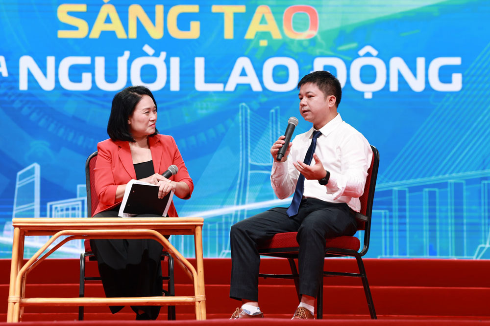 Nha bao Ta Bich Loan trong phan hoi - dap voi khach moi. Anh: Dinh Hai