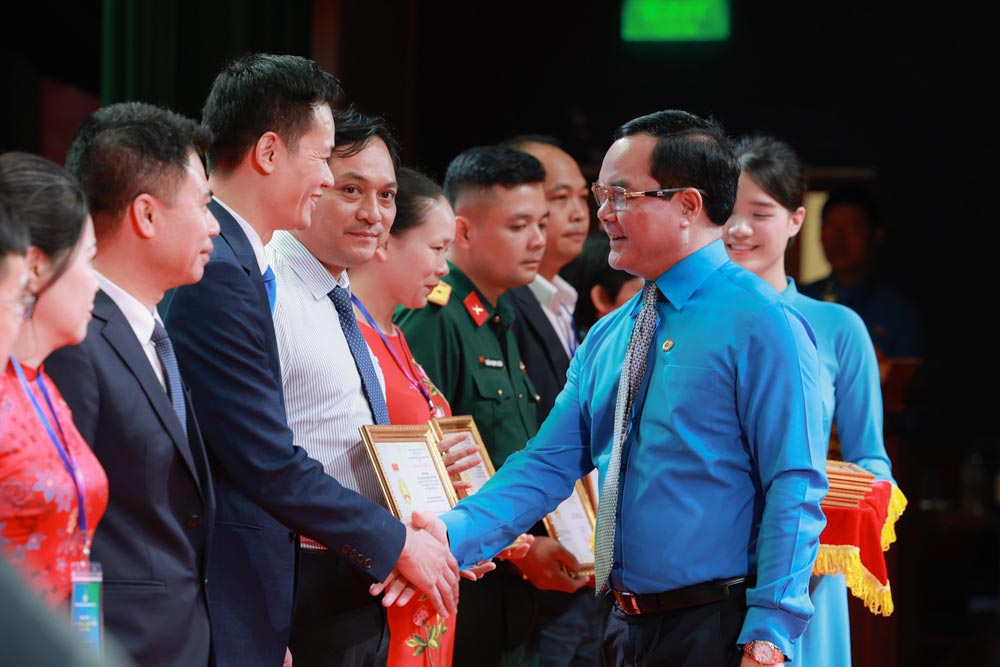 Ong Nguyen Dinh Khang - Uy vien Trung uong Dang, Pho Chu tich Uy ban Trung uong MTTQ Viet Nam, Chu tich Tong Lien doan Lao dong Viet Nam - trao Bang Lao dong sang tao cua Tong Lien doan Lao dong Viet Nam cho 22 tac gia co sang kien xuat sac, tieu bieu. Anh: Hai Nguyen
