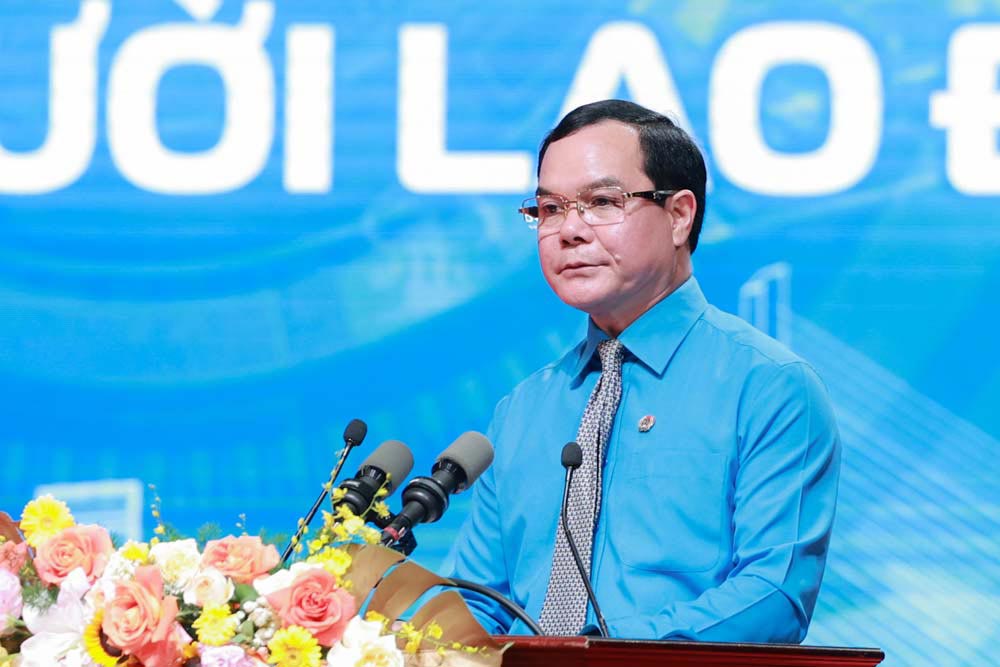 Ong Nguyen Dinh Khang - Uy vien Trung uong Dang, Pho Chu tich Uy ban Trung uong Mat tran To quoc Viet Nam, Chu tich Tong Lien doan Lao dong Viet Nam - phat bieu ket thuc dien dan. Anh: Hai Nguyen