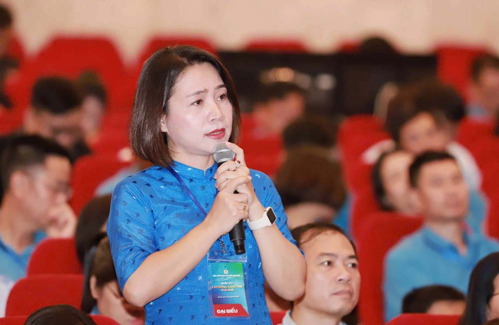 Chi Nguyen Lan Huong - chuyen vien Phong Quan ly san pham, Ban Khach hang ca nhan, Tong Cong ty Dich vu Vien thong, Tap doan Buu chinh Vien thong Viet Nam - chia se cau chuyen nghe day cam xuc va nghi luc. Anh: To The