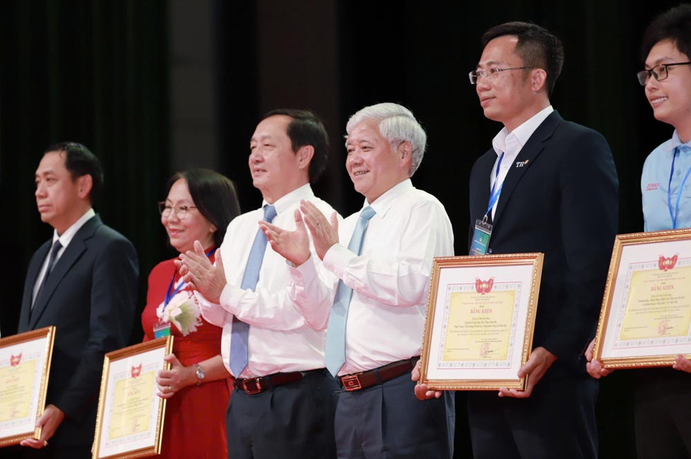 Ong Do Van Chien - Uy vien Bo Chinh tri, Bi thu Trung uong Dang, Bi thu Dang uy Mat tran To quoc, cac doan the Trung uong, Chu tich Uy ban Trung uong Mat tran To quoc Viet Nam - trao Bang khen cua Uy ban Trung uong Mat tran To quoc Viet Nam toi 10 ca nhan vi da co cac sang kien xuat sac, tieu bieu trong Chuong trinh Ngay hoi Lao dong sang tao nam 2025 cap toan quoc do Tong Lien doan Lao dong Viet Nam to chuc. Anh: To The