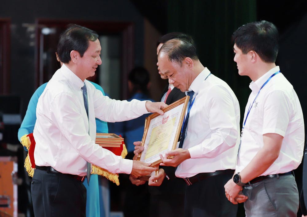 Ong Huynh Thanh Dat - Uy vien Trung uong Dang, Pho Truong ban Tuyen giao va Dan van Trung uong - trao Bang khen cua Uy ban Trung uong Mat tran To quoc Viet Nam toi 10 ca nhan vi da co cac sang kien xuat sac, tieu bieu. Anh: To The