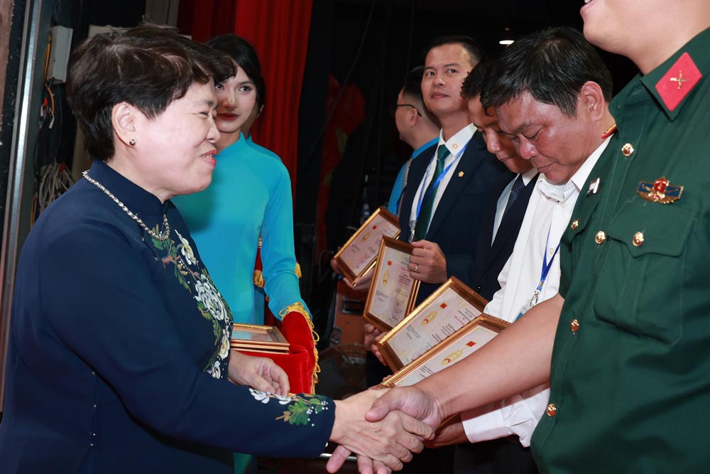 Ba Nguyen Thuy Anh - Uy vien Ban chap hanh (BCH) Trung uong Dang, Pho Truong ban Chinh sach, Chien luoc Trung uong - trao Bang Lao dong sang tao cua Tong Lien doan Lao dong Viet Nam cho 22 tac gia co sang kien xuat sac, tieu bieu. Anh: Hai Nguyen