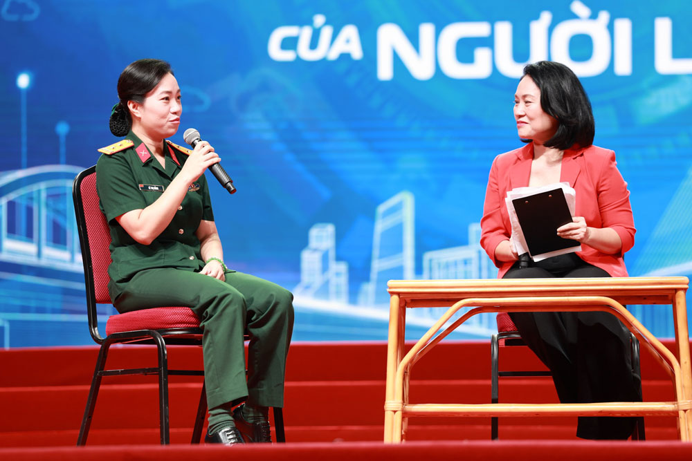 Trung ta Le Thi Hang - Vien Hang khong Vu tru Viettel, Tap doan Cong nghiep Vien thong Quan doi Viettel - trao doi voi nha bao Ta Bich Loan. Anh: Hai Nguyen
