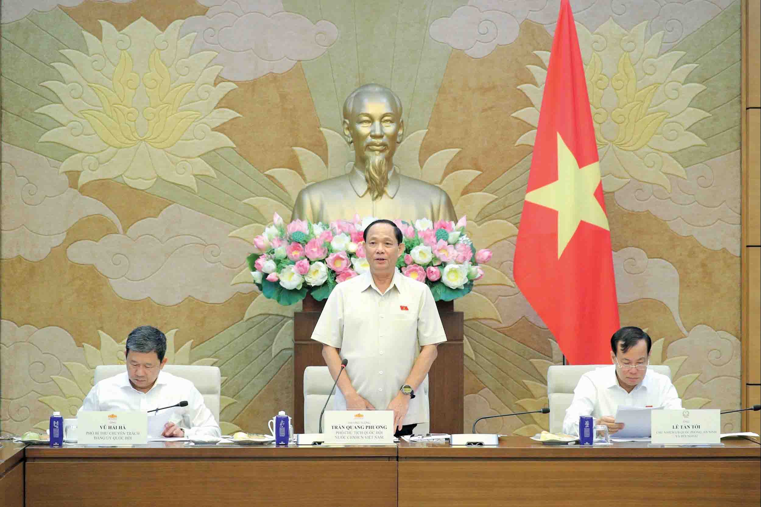 Vice Chairman of the National Assembly, Senior Lieutenant General Tran Quang Phuong spoke at the meeting. Photo: Ho Long