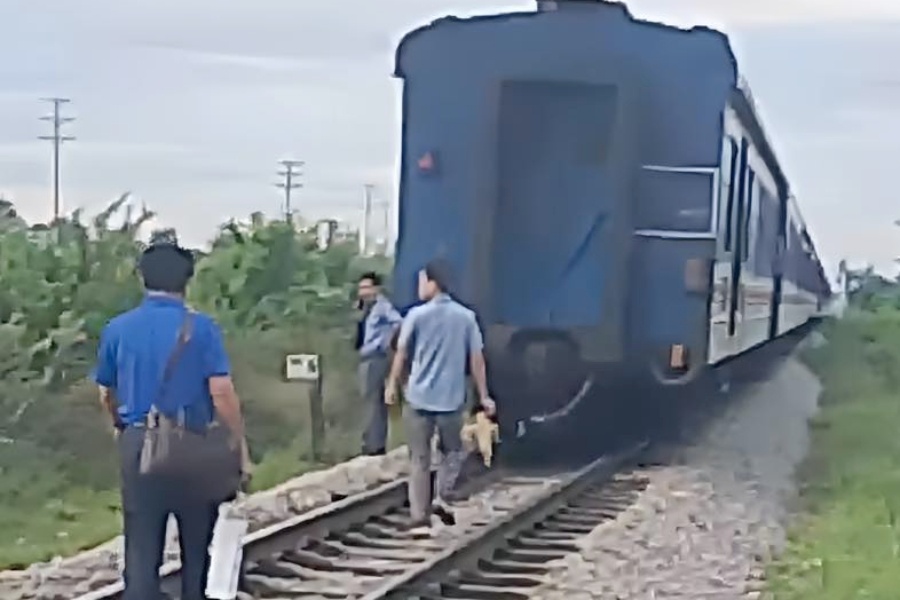 The train was temporarily stopped on the North-South railway to handle the traffic accident. Photo: Ngoc Anh