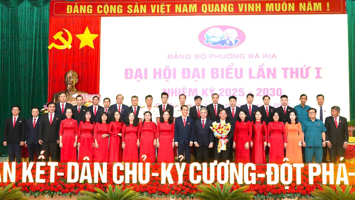 Mr. Tran Tuan Linh - Secretary of the Ba Ria Ward Party Committee (holding flowers) - with the Party Executive Committee, the Standing Committee of the Ward Party Committee. Photo: Nhi Hoang