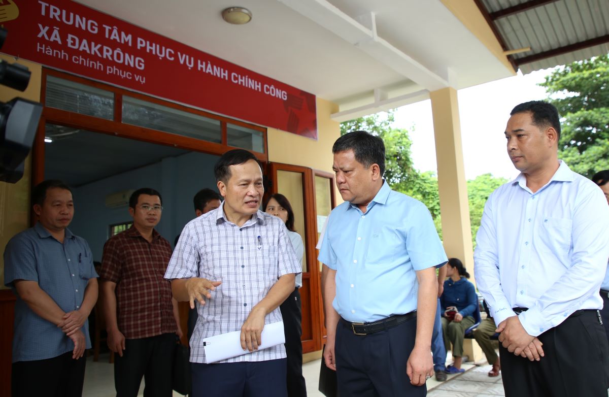 Chairman of the People's Committee of Quang Tri province Tran Phong (2nd from right) listens to the difficulties in the process of operating the two-level government in Dakrong commune. Photo: Hung Tho