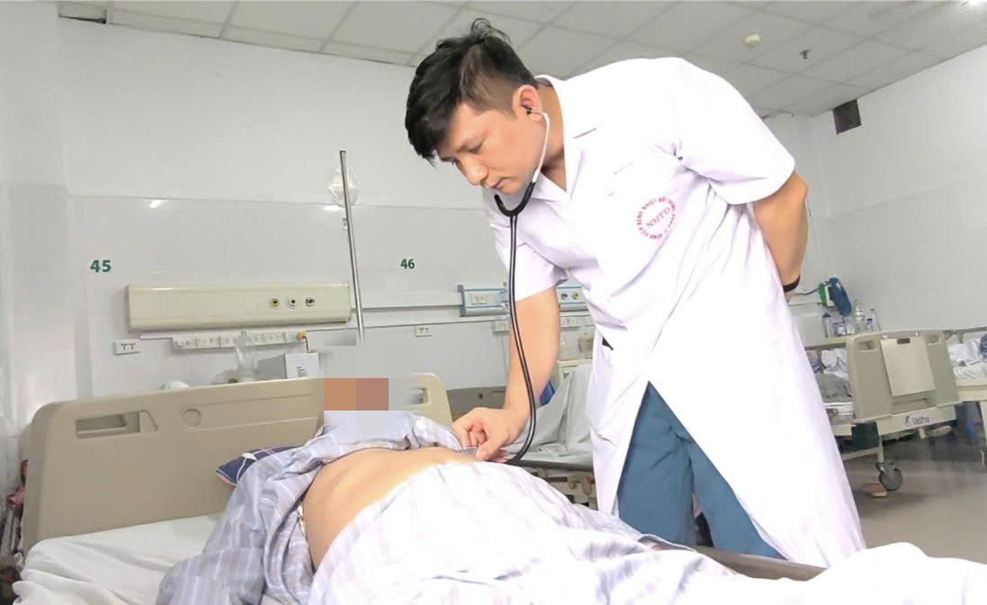 Doctor examines a patient with a prolonged high fever of unknown cause. Photo: Thanh Dang