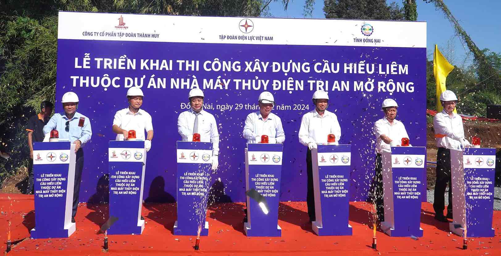 Vietnam Electricity Group (EVN) held a ceremony to launch the construction of Hieu Liem bridge under the Tri An Hydropower Plant expansion project on December 29, 2024. Photo: HAC