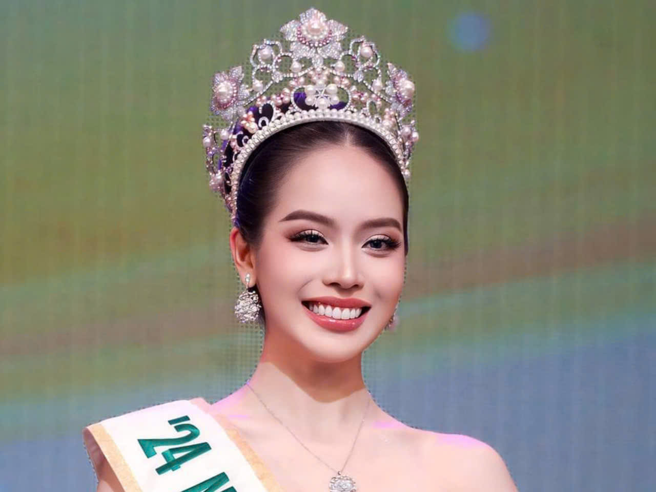 Hoa hau Huynh Thi Thanh Thuy. Anh: Sen Vang