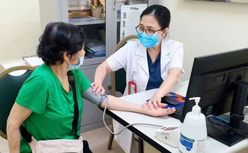 Medical examination and treatment at Bach Mai Hospital uses health insurance. Photo: Nguyen Ha