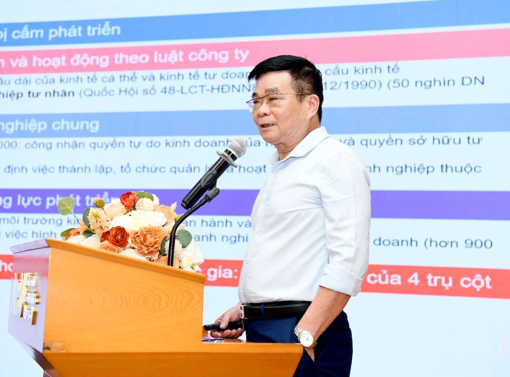 GS.TS Ngo Thang Loi cho rang trong qua trinh dan dat, khu vuc kinh te tu nhan dang co nhung dau hieu “chung lai” hay noi dung hon la dang co bieu hien “hut hoi”. Anh: Tuyet Lan 
