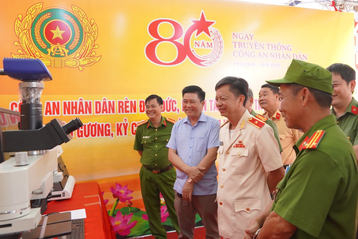 Giam doc Cong an TP Can Tho Huynh Viet Hoa tham quan khu trien lam. Anh: Ta Quang