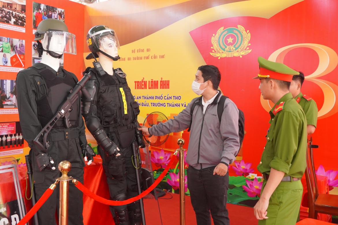 Nguoi dan tham quan khu trien lam. Anh: Ta Quang
