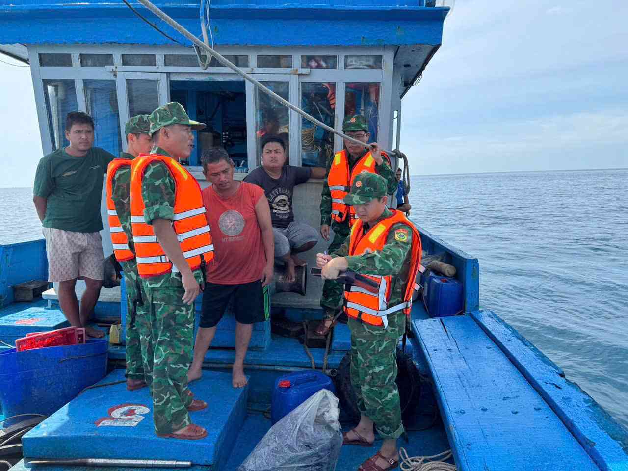 The authorities and local people promptly rescued the 5 fishermen. Photo: Dak Lak Provincial Border Guard