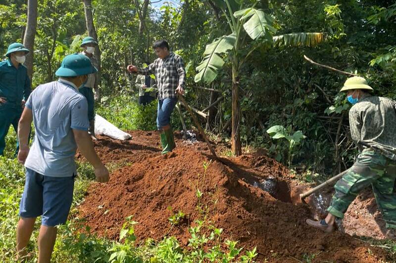 Luc luong chuc nang xa Phu Yen tieu huy lon bang phuong phap chon lap, rac voi bot, phun khu khuan. Anh: Truong Son