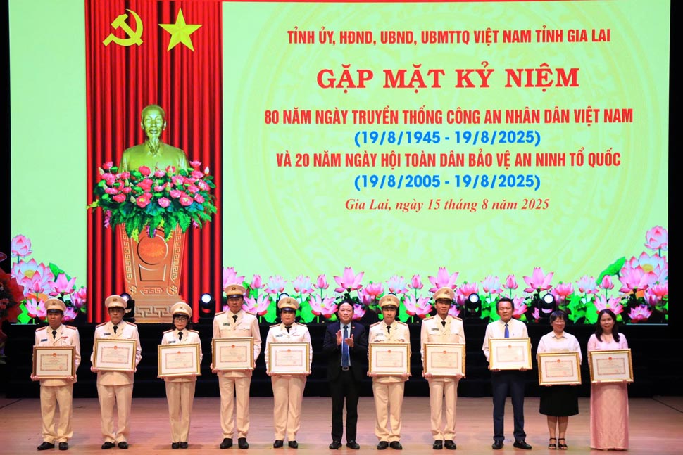 Chairman of Gia Lai Provincial People's Committee Pham Anh Tuan awarded certificates of merit to 10 collectives with outstanding achievements. Photo: Hoai Phuong