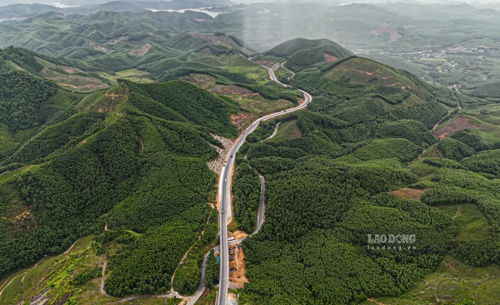Hien nay san luong tren cong truong duoc khoang gan 15%, don vi thi cong dang co gang phan dau du an se hoan thanh co ban trong nam 2025. “De dat duoc viec nay, chung toi chia ra nhieu nhung moc de du an phan dau. Ve phan cau, chung toi se co gang vao khoang cuoi thang 8 den 2.9 thi se lao nhung cai nhip dam dau tien cua du an” – ong Hiep cho hay. 