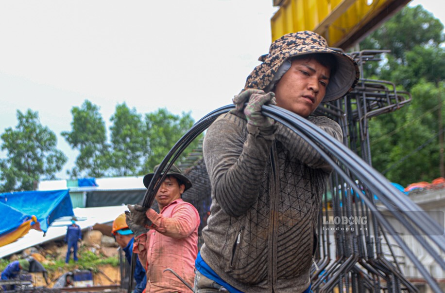 Cong nhan doi mua van hang say voi cong viec. 