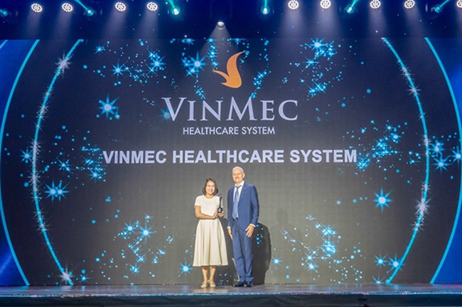 Dai dien He thong Y te Vinmec nhan giai thuong Noi lam viec tot nhat chau A tai Le trao giai HR Asia Awards 2025. Anh: Vinmec