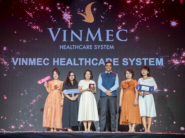 Dai dien He thong Y te Vinmec nhan Most Caring Company Awards  tai Le trao giai HR Asia Awards 2025. Anh: Vinmec