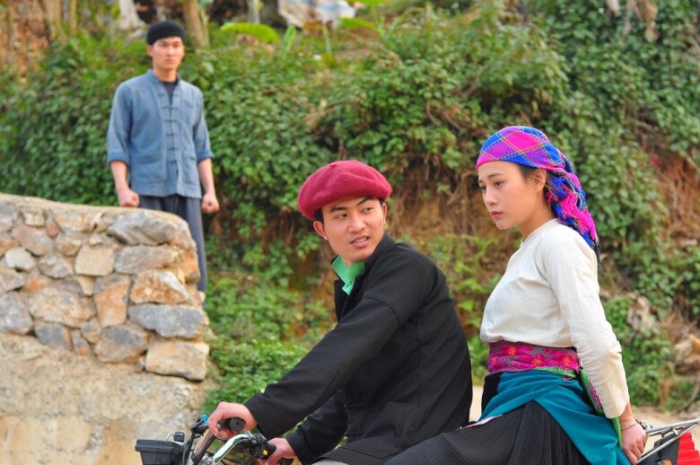 Phuong Oanh va Doan Quoc Dam dong vo chong o Lang yen duoi vuc sau. Anh: VFC