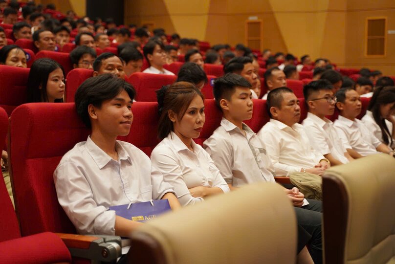 Cac gia dinh duoc tuye duong. Anh: Den Phu