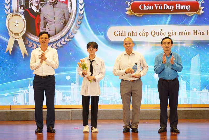 Le Thanh Xuan 씨와 Tran Hai Binh 씨가 가족에게 표창장을 수여합니다. 부모는 노동을 잘하고 자녀는 착하고 공부를 잘합니다. 사진: Phu 사원