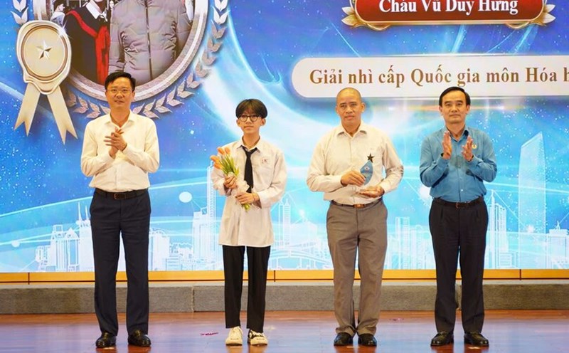 Mr. Le Thanh Xuan and Mr. Tran Hai Binh awarded the family of a good worker and a good student. Photo: Phu Temple