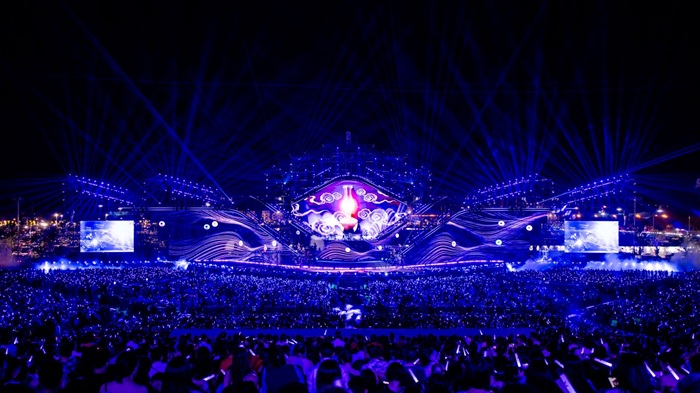 Truoc do, VEC la noi dien ra 2 su kien am nhac V Concert Rang ro Viet Nam va V Fest Thanh Xuan ruc ro thu hut 25.000 nguoi moi dem