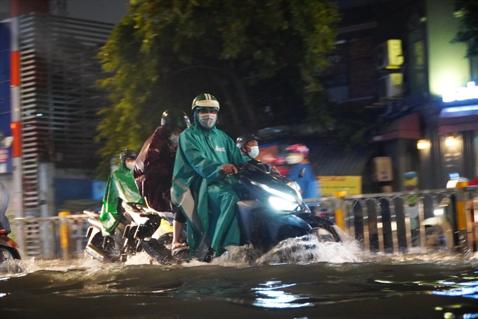南部地域で雷雨。写真: Nguyen Chan