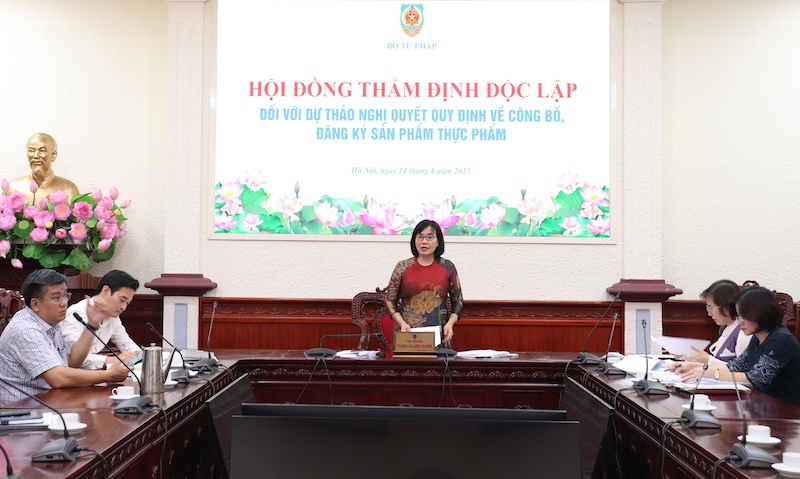 Cuộc họp hội đồng thẩm định độc lập đối với dự thảo Nghị quyết quy định về công bố, đăng ký sản phẩm thực phẩm. Ảnh: Bộ Tư pháp