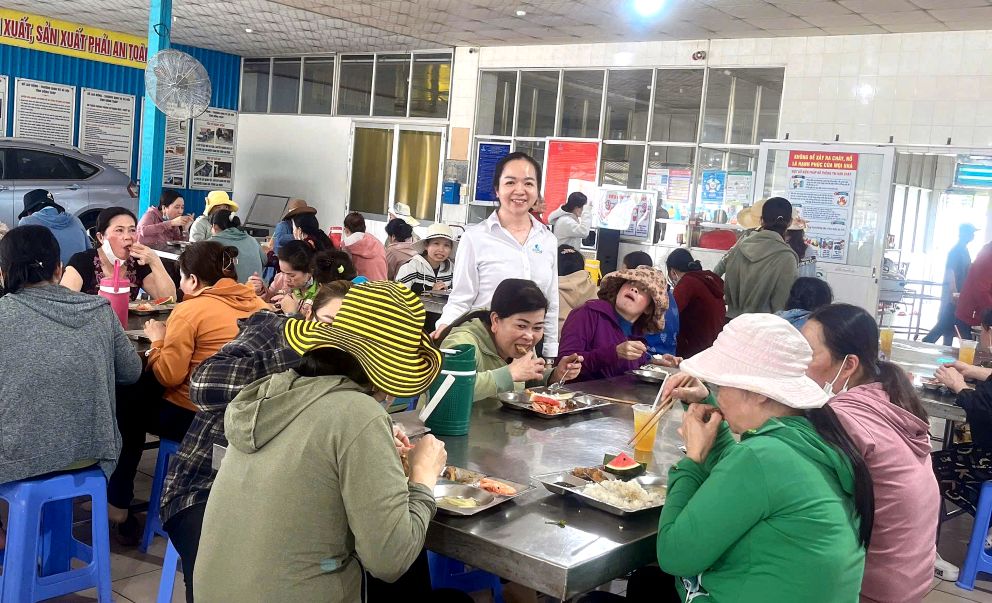 Bua com Cong doan tai Cong ty TNHH Xuat nhap khau Co May. Anh: Thanh Mai 
