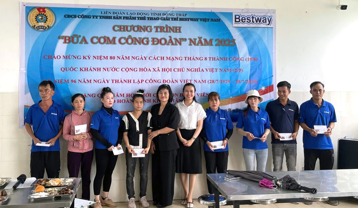 Ba Nguyen Thi Lang - Giam doc tai chinh - Chu tich CDCS Cong ty TNHH San pham the thao giai tri BestWay Viet Nam tang qua tiep suc den truong cho con doan vien, cong nhan, lao dong vuot kho hoc gioi. Anh: Thanh Mai
