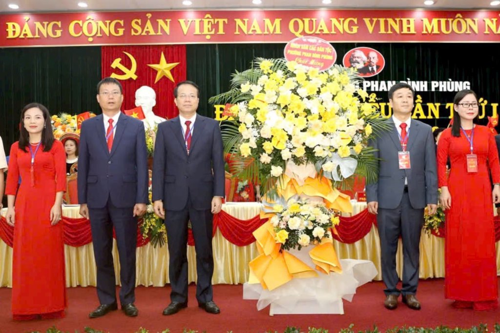Cac dai bieu tang hoa chuc mung Dai hoi Dang bo phuong Phan Dinh Phung lan thu I, nhiem ky 2025–2030. Anh: Huy Quang.