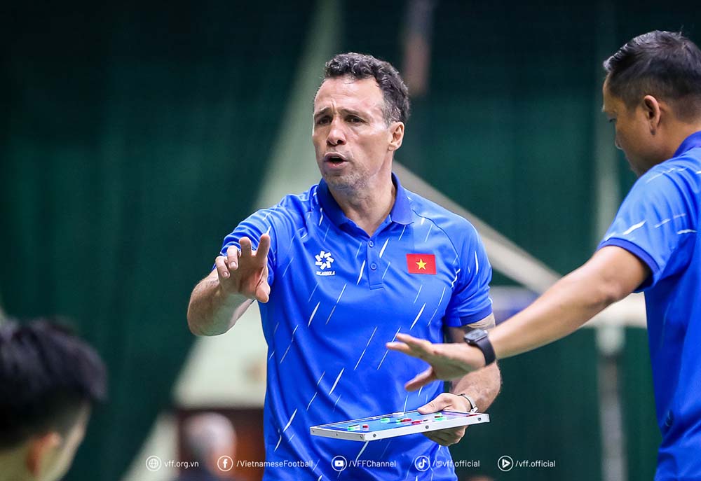 Huan luyen vien Diego Giustozzi dang duoc tao dieu kien tot nhat de cung doi tuyen futsal Viet Nam huong toi muc tieu canh tranh ve du Vong chung ket futsal chau luc. Anh: VFF