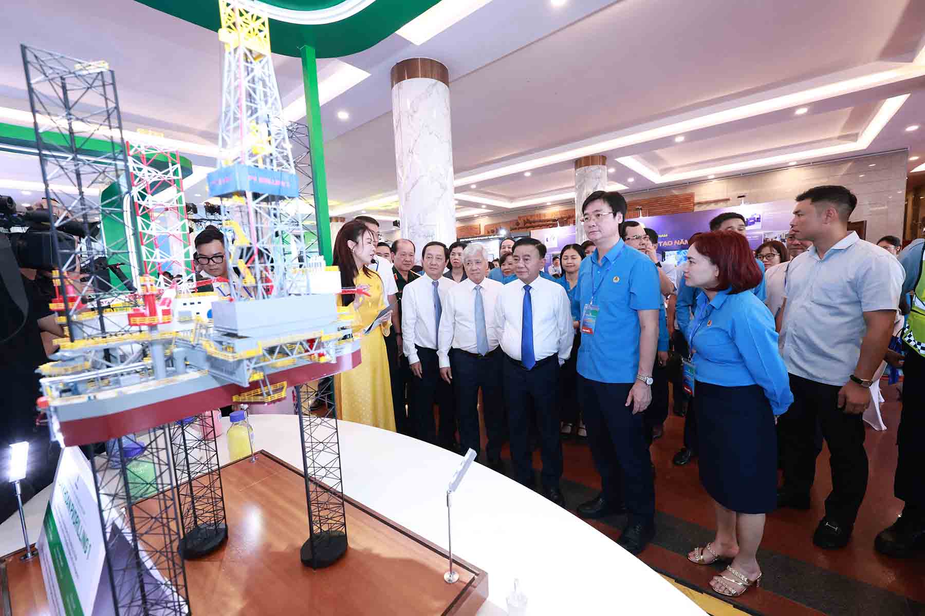 Con khu trung bay cua Cong doan Petrovietnam dem lai cho nguoi xem mo hinh gian khoan tu nang Tam dao 05 va mo hinh dien gio ngoai khoi. Trong do, gian khoan tu nang Tam Dao 05 duoc trao tang Giai thuong Ho Chi Minh dot 5 ngay 15.1.2017. Day la gian khoan tu nang hien dai do chinh ky su, cong nhan Viet Nam thiet ke va che tao, dua Viet Nam vao nhom it quoc gia lam chu cong nghe nay.   
