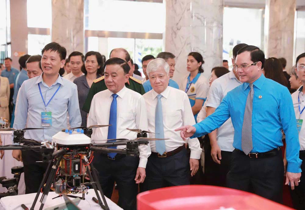 Chieu 15.8, Uy vien Bo Chinh tri, Thuong truc Ban Bi thu Tran Cam Tu - Pho truong Ban Chi dao Trung uong ve phat trien khoa hoc - cong nghe, doi moi sang tao, chuyen doi so; Uy vien Bo Chinh tri, Bi thu Trung uong Dang, Chu tich Uy ban Trung uong MTTQ Viet Nam Do Van Chien; Uy vien Trung uong Dang, Chu tich Tong LDLD Viet Nam, Pho Chu tich Uy ban Trung uong MTTQ Viet Nam Nguyen Dinh Khang tham quan cac gian trung bay tai Ngay hoi Lao dong sang tao nam 2025.