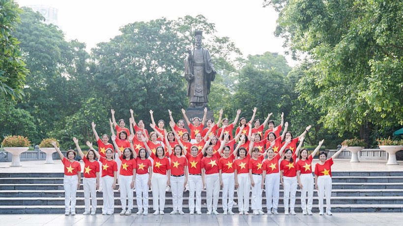 It is expected that 10,000 people in Hanoi will directly attend the walking event "Marching Along with Vietnam", wearing red shirts with yellow stars and singing the National Anthem. Photo: Nhan Dan Newspaper
