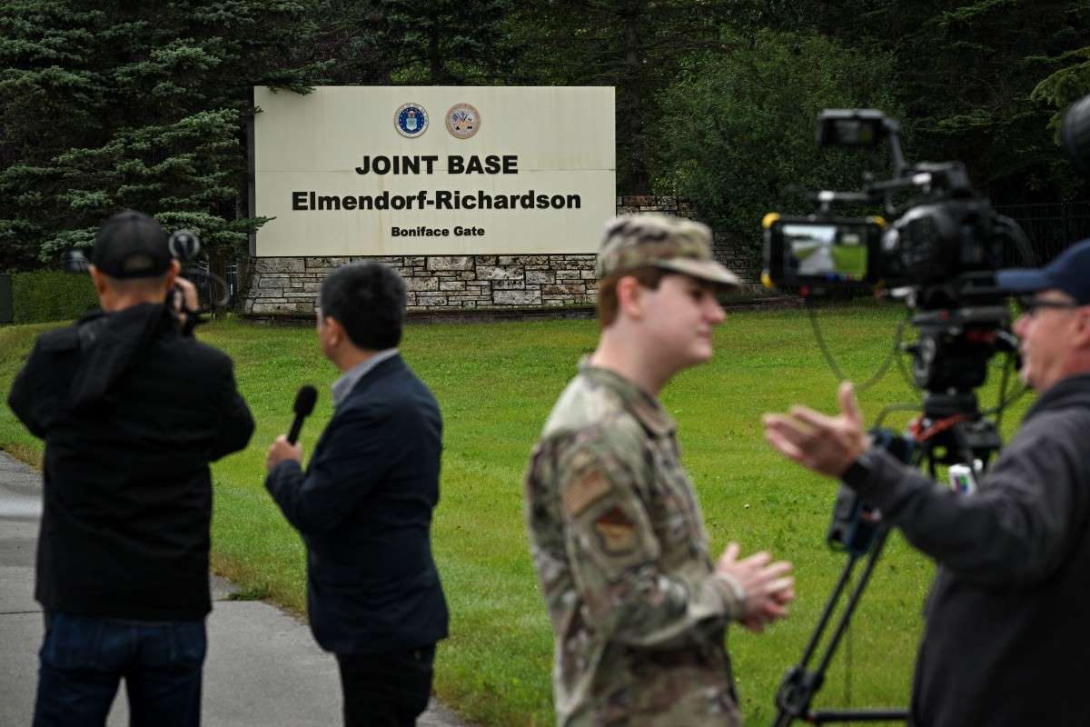 Reportero trabajando cerca de la entrada a la Base Elmendorf-Richardson en Anchorage Alaska donde tuvo lugar la reunion entre Putin y Trump. Foto: AFP