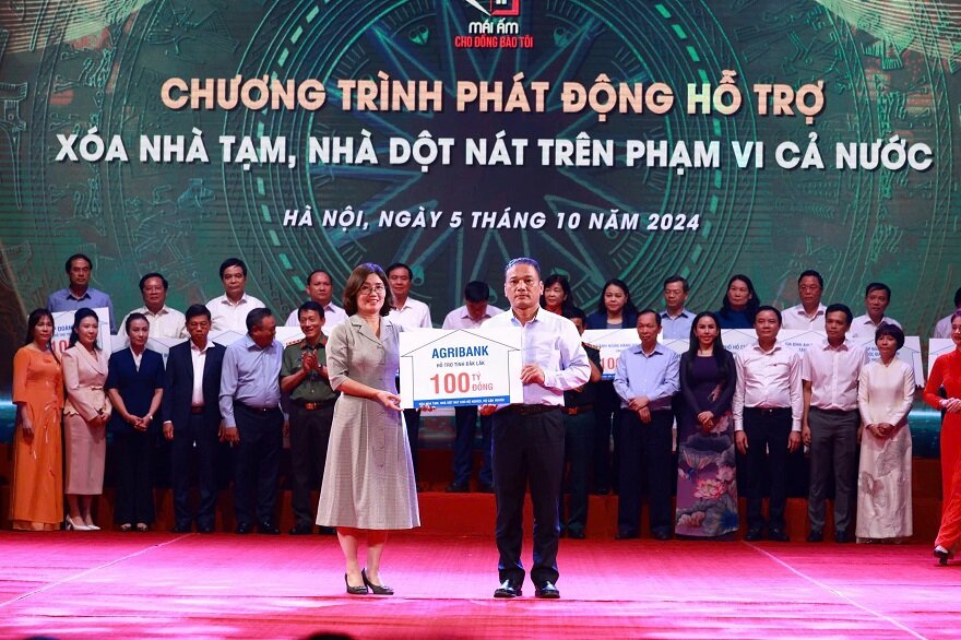Agribank trao ung ho 100 ti dong ho tro tai Chuong trinh phat dong ho tro xoa nha tam, nha dot nat.