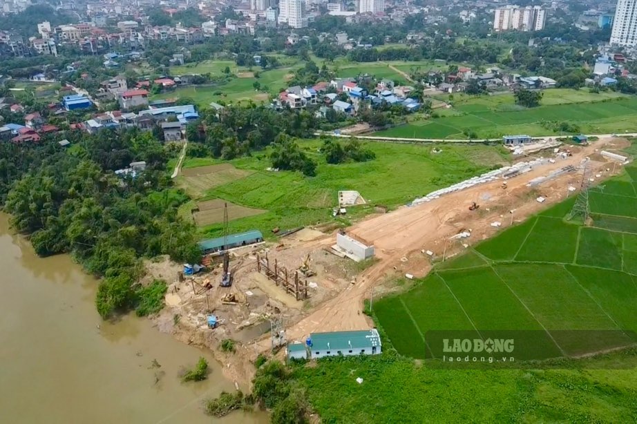 Du an cau Quan Vinh 2 dang trong giai doan tao mat bang, trien khai tru, mo cau. Anh: Nguyen Hoan.