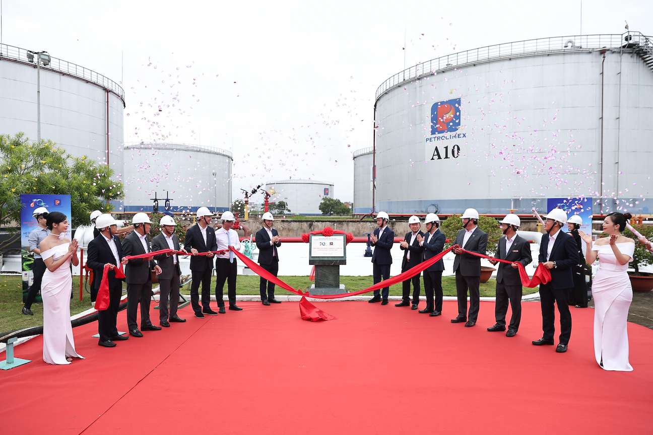 Le gan bien cong trinh chao mung 70 nam thanh lap Petrolimex tai He thong phoi tron Nhien lieu hang khong ben vung (SAF). Anh: Petrolimex