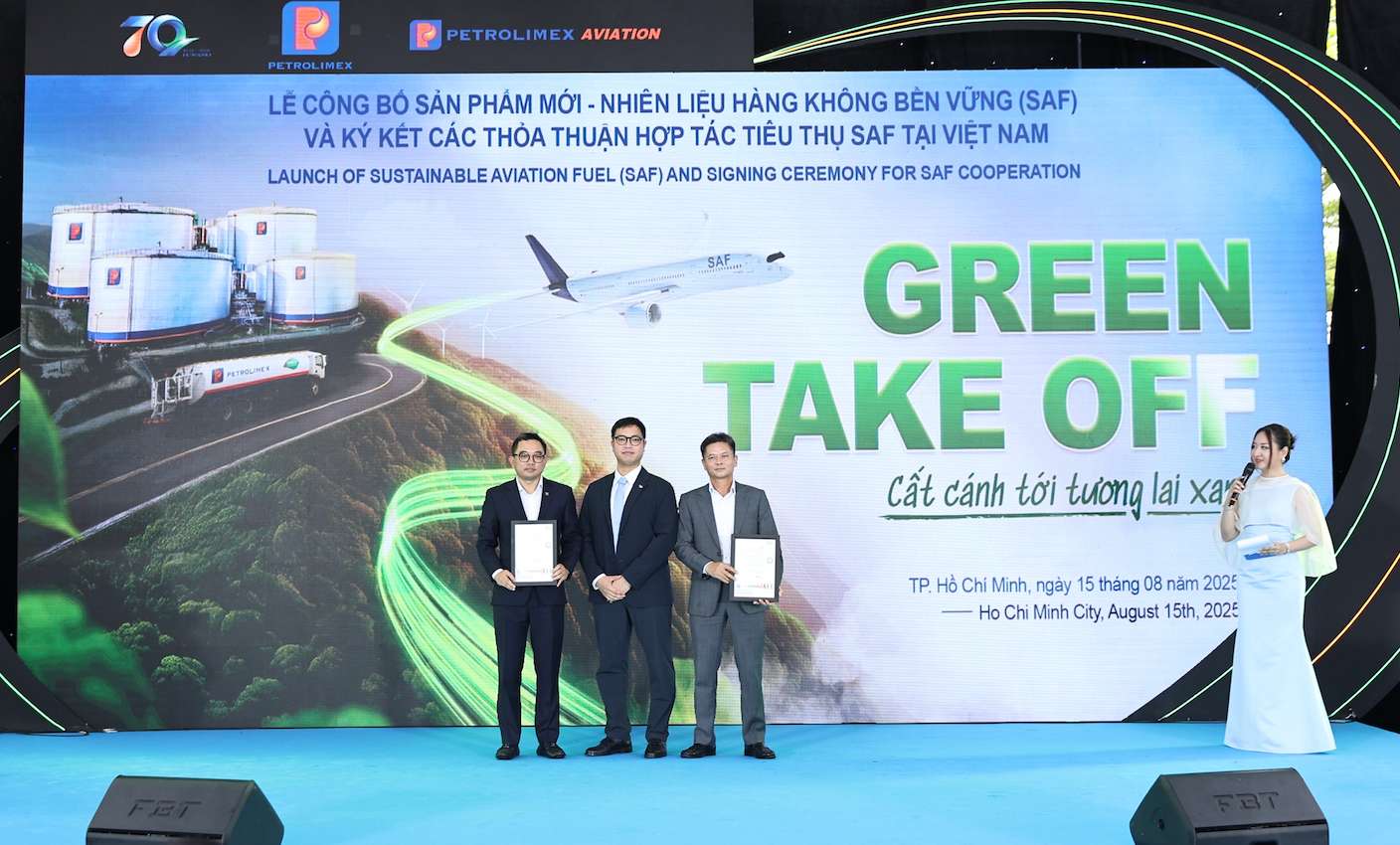 Chu tich Petrolimex Aviation Pham Huy Thong va Tong Giam doc Petrolimex Aviation Nguyen Van Hoc nhan chung nhan ISCC (Chung nhan Ben vung va Carbon Quoc te) tu To chuc danh gia SGS. Anh: Petrolimex